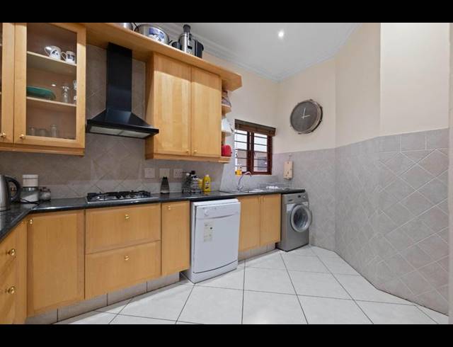 2 BEDROOM TOWNHOUSE FOR SALE IN HYDE PARK